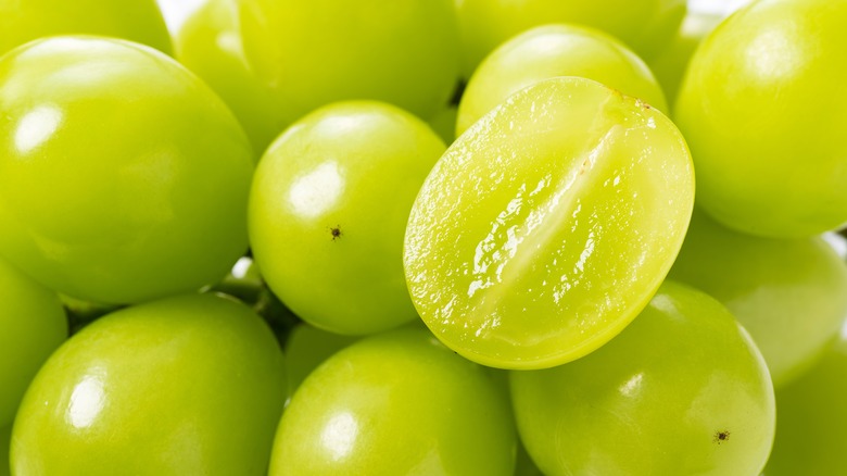 bunch of green grapes