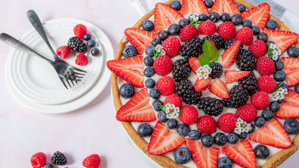 fruit pizza served