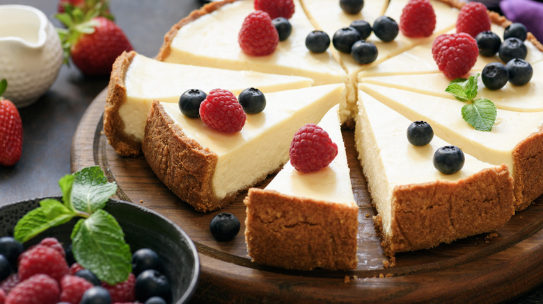 Cheesecake with berries