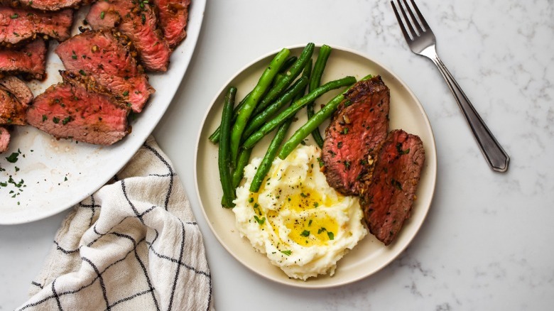 beef with mashed potatoes and green beans