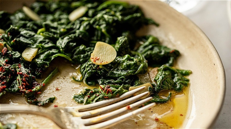 spinach in oil in bowl