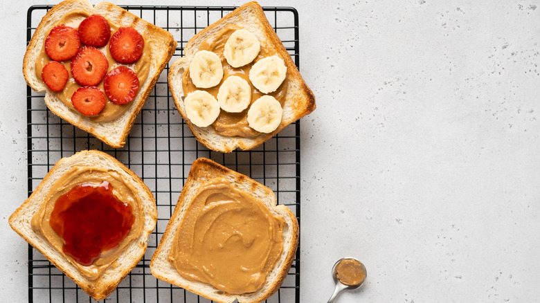 Toast with peanut butter