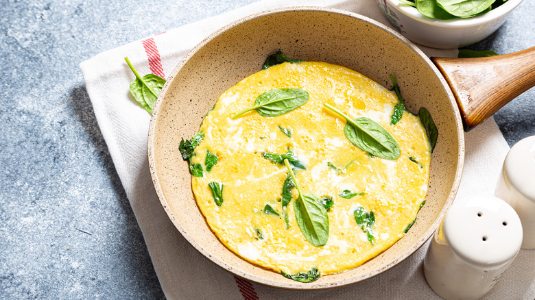 Spinach omelet cooking