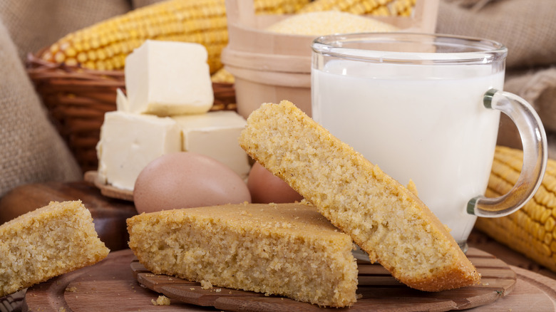 Cornbread slices and ears of corn