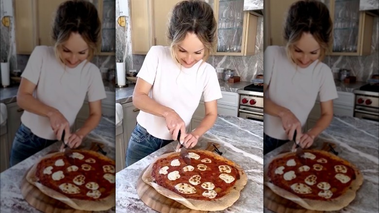 Giada de Laurentiis slicing pizza