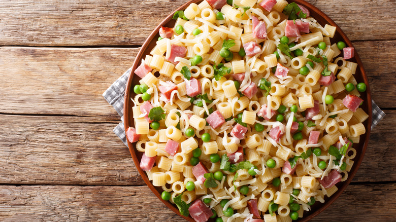 Peas and ham in pasta