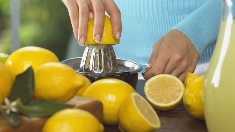 Juicing lemons