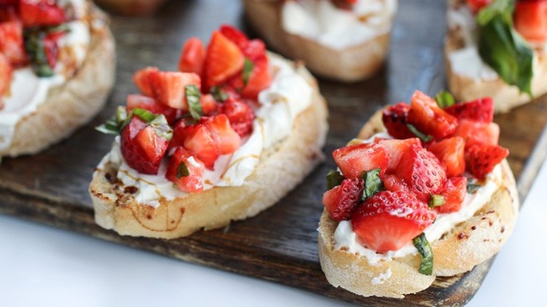 bruschetta with strawberries