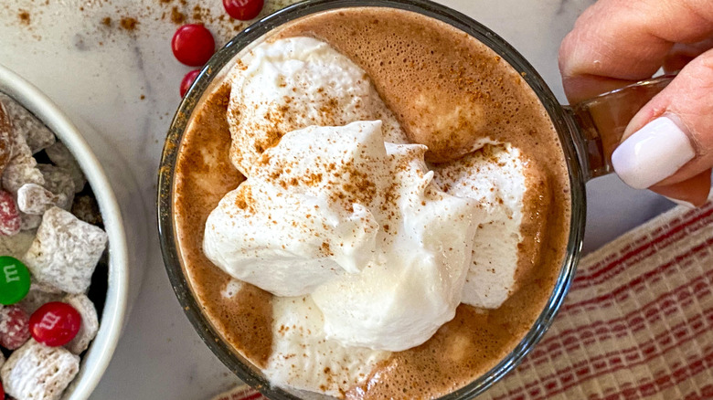 hot cocoa in cup 