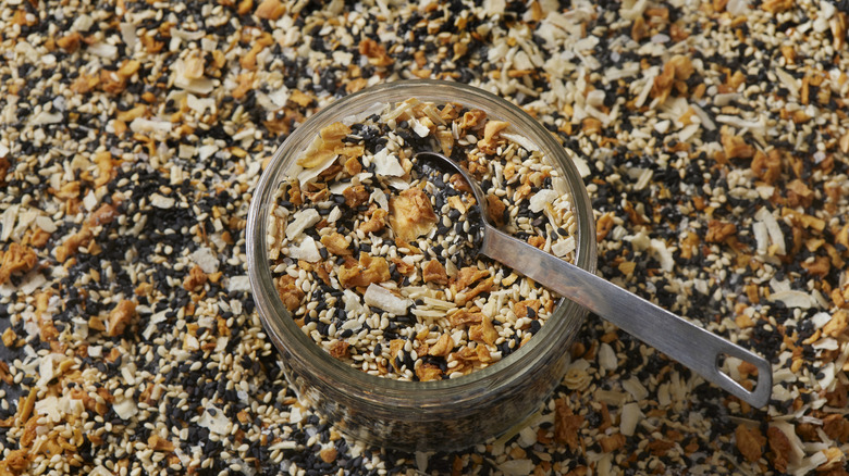 bowl of everything bagel seasoning