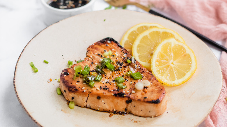 tuna steak with lemon slices