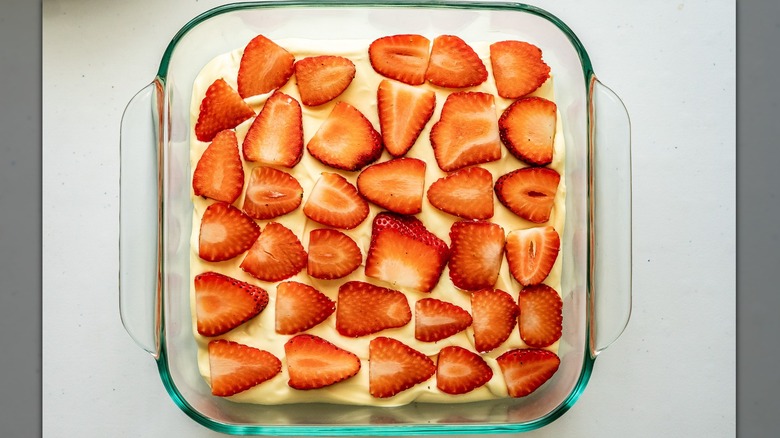 Strawberry and mascarpone in dish