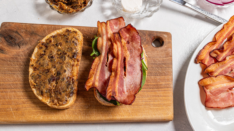 Slices of bread with dates and bacon