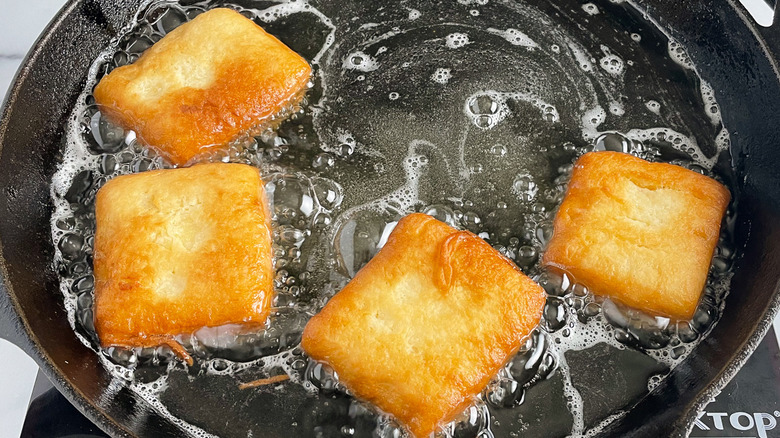 donuts frying