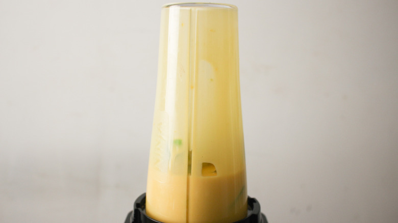 blending hollandaise sauce