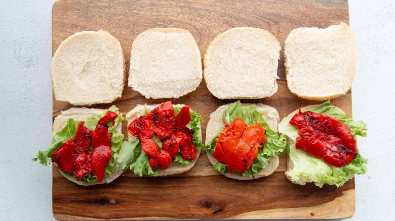 lettuce and red pepper on burger buns