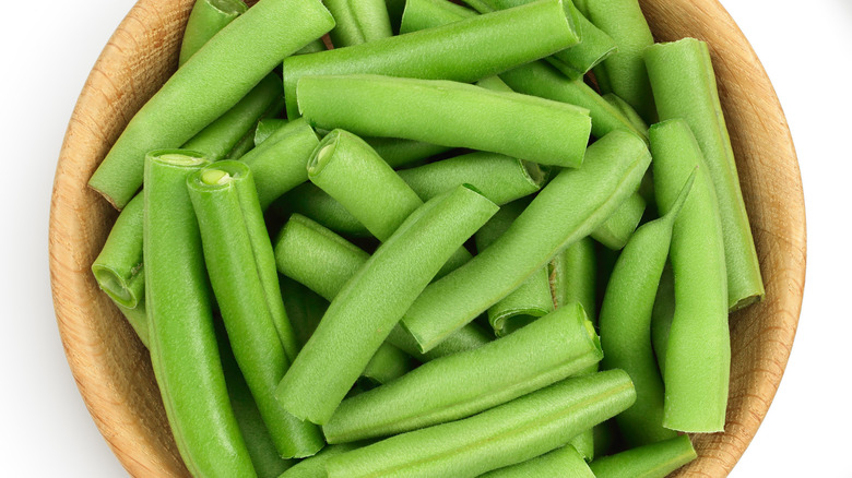 Green beans in wood bowl