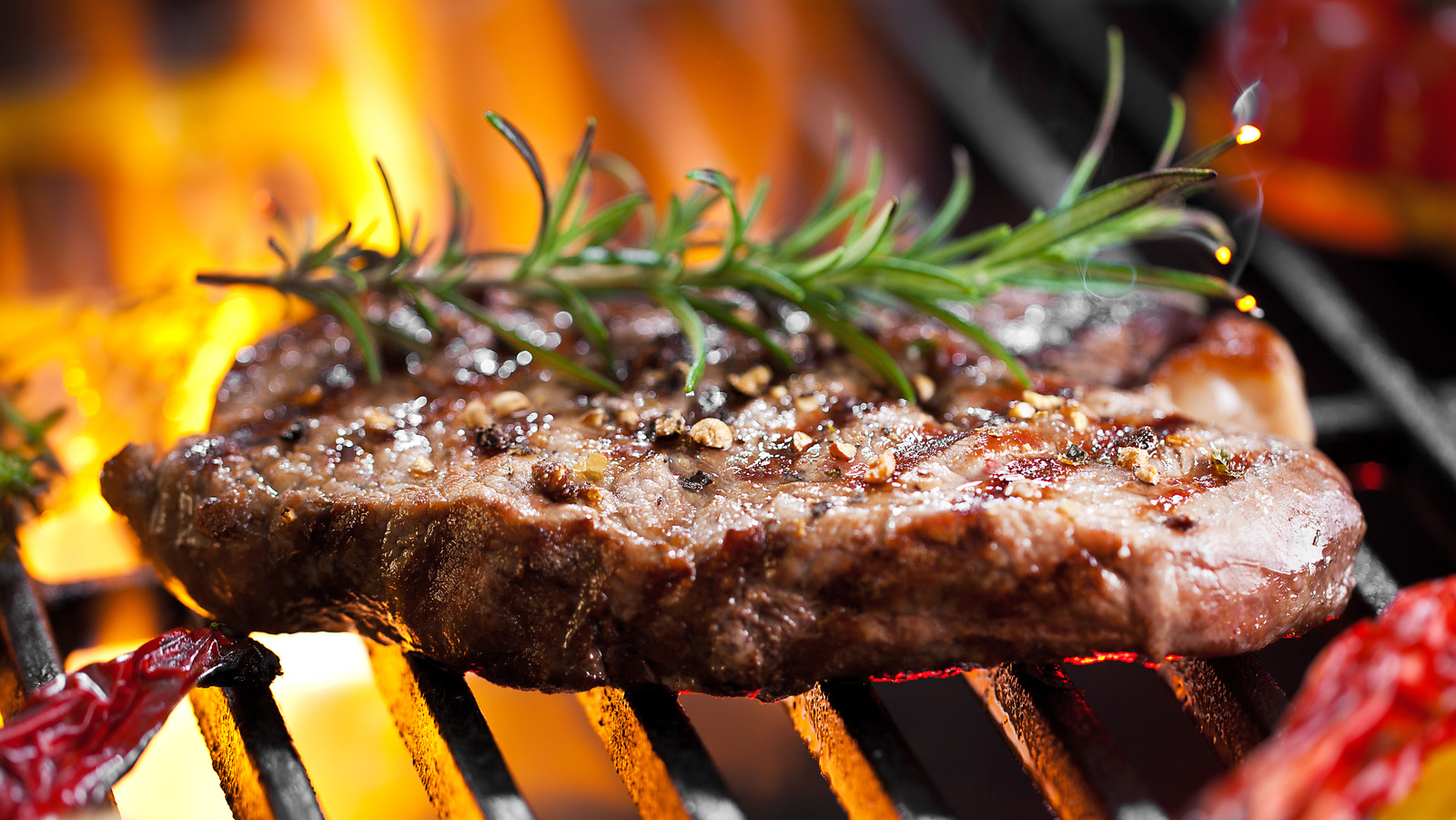 Grillmaster Reveals The Most Common Mistakes You Re Making While Grilling Sirloins
