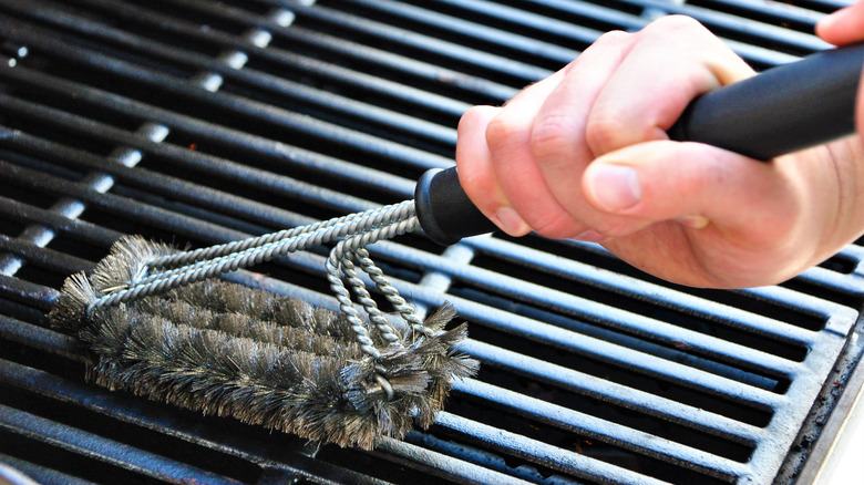 Scrubbing grill grates