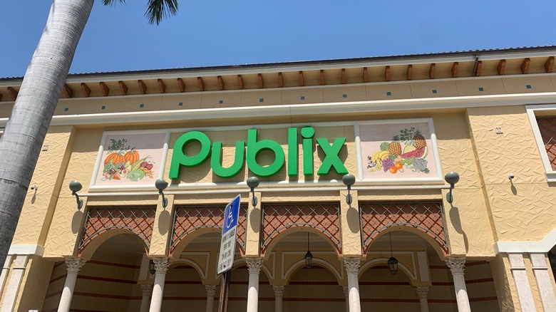 Publix store front