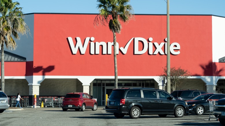 Red Winn Dixie exterior and parking lot