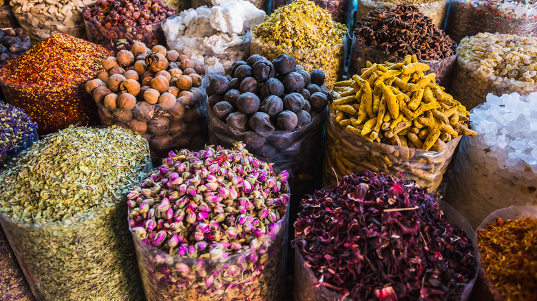 Whole herbs and spices in bulk