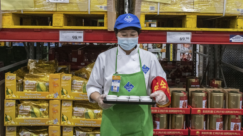 woman with Sam's club sample tray