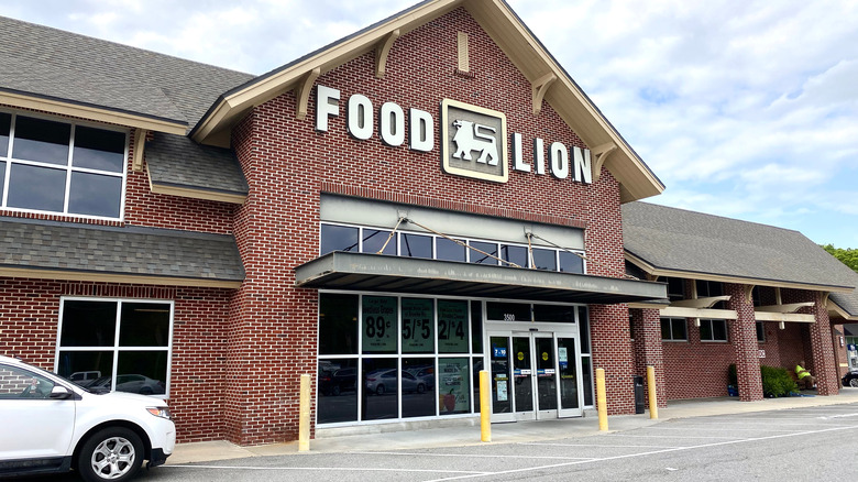 Food Lion supermarket storefront