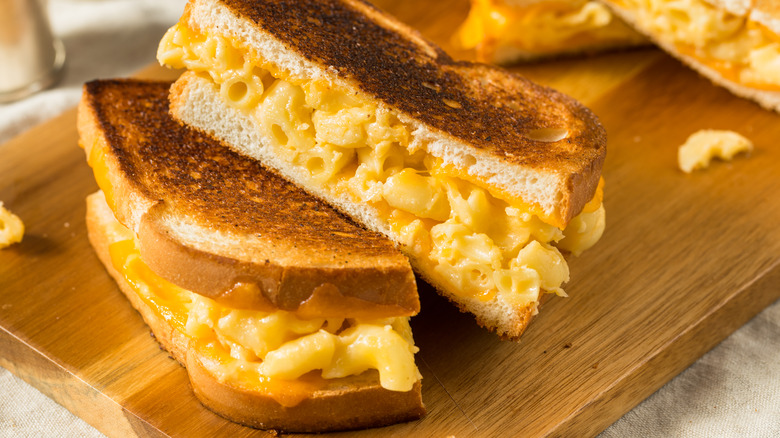 mac and cheese sandwich