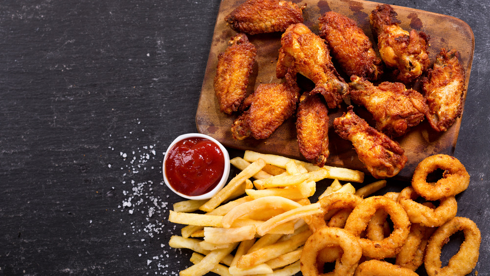 Chicken wings with fries