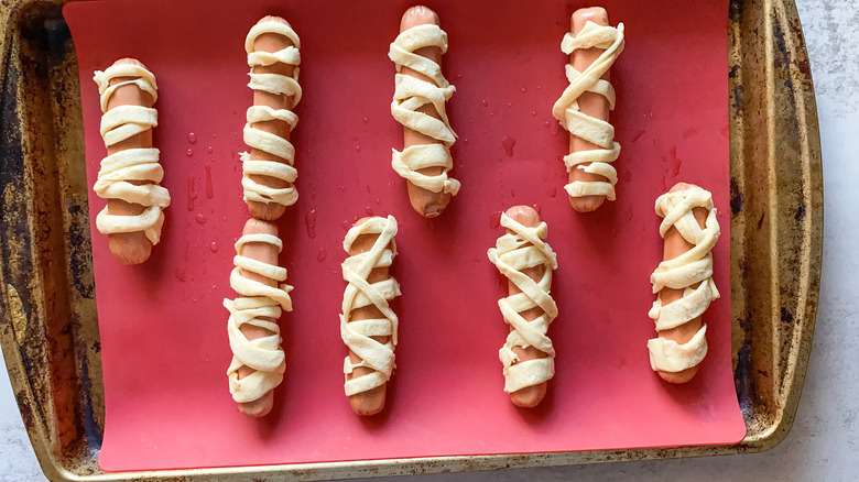 hot dogs on tray 