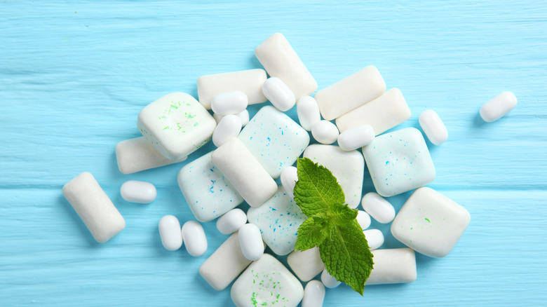 Mint chewing gum 