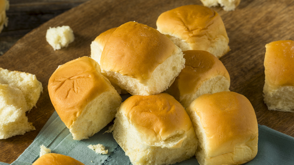 Hawaiian rolls on a cloth