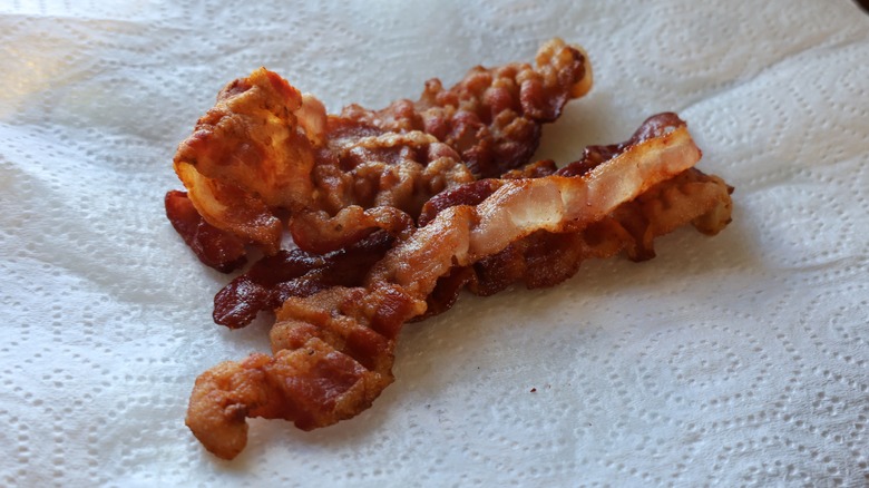 crispy bacon on paper towel