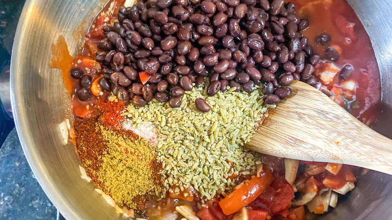 Freekeh chili in pot