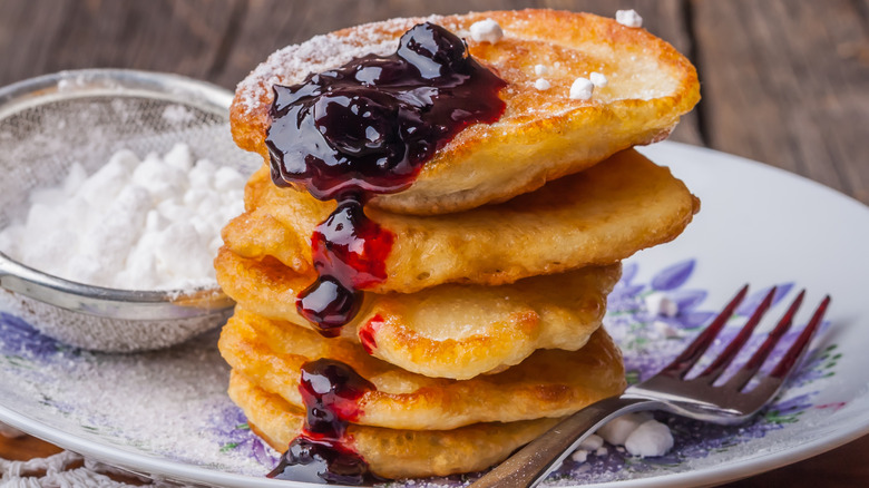 Griddle cakes with berries 