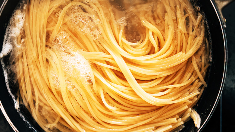 Here's How Boiling Too Much Water Could Be Affecting Your Pasta