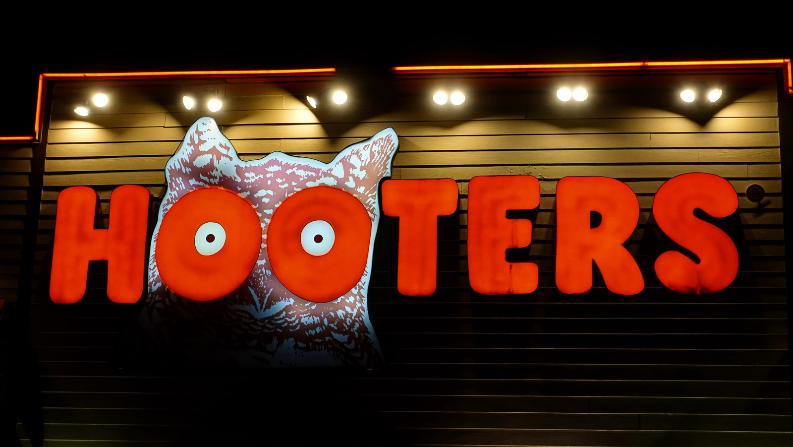 here-s-how-much-hooters-employees-really-make