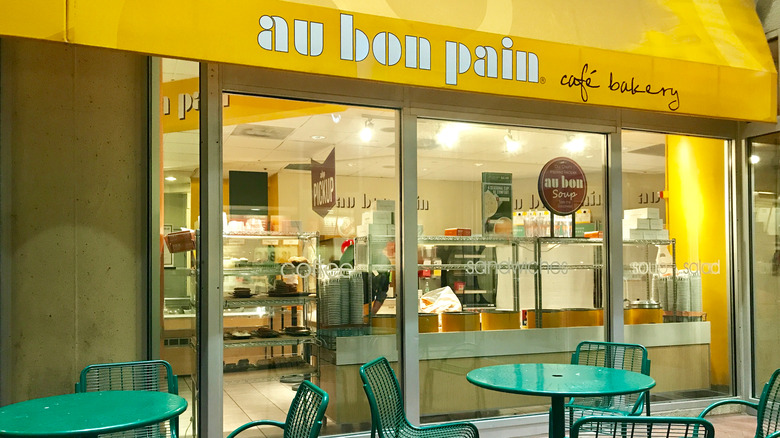 Exterior of an au bon pain cafe bakery