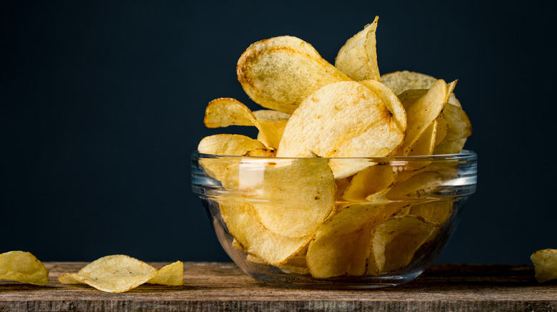 https://www.mashed.com/img/gallery/heres-how-potato-chips-made-their-way-to-store-shelves/intro-1642966060.jpg