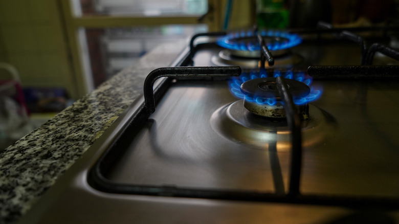 Gas cooktop with flame