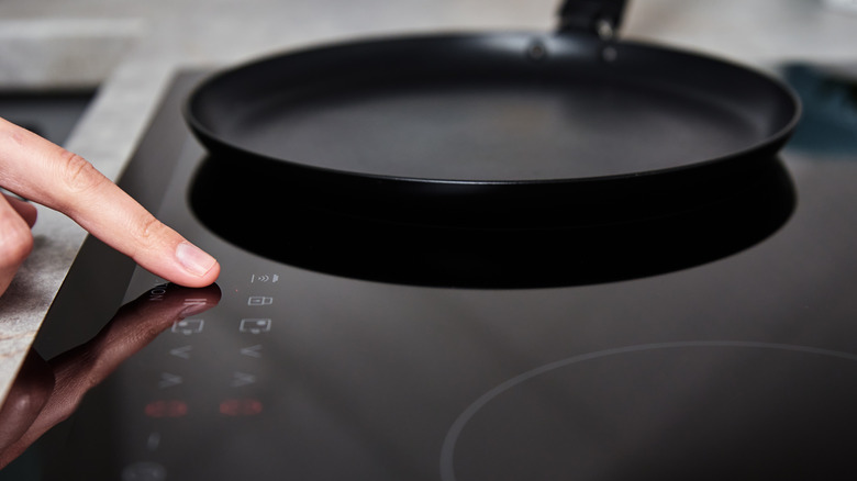 Induction cooktop and pan