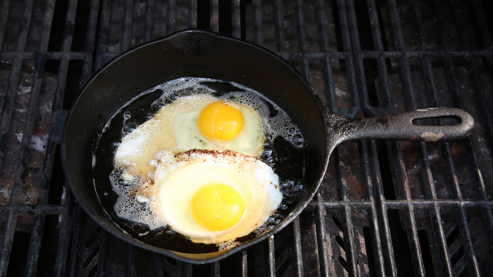 here-s-how-to-stop-eggs-from-sticking-to-your-cast-iron-skillet