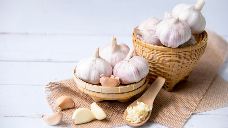 Small baskets filled with garlic