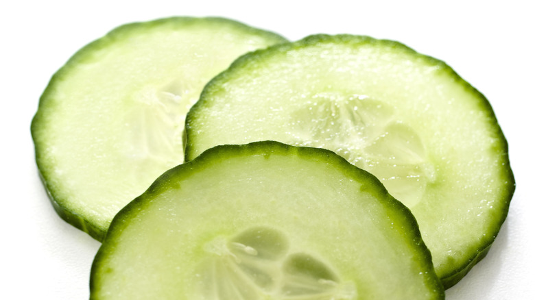 https://www.mashed.com/img/gallery/heres-the-difference-between-persian-cucumbers-and-english-cucumbers-upgrade/intro-1683232294.jpg