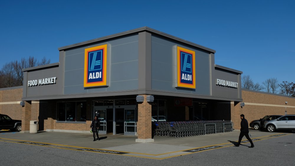 aldi grocery store worker