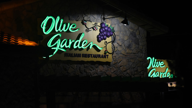 An Olive Garden sign