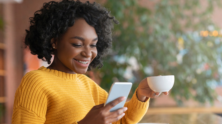 Women drinking coffee at a cafe