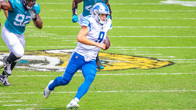 Matthew Stafford running on the football field