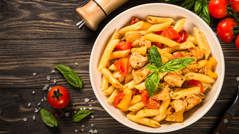 Pasta penne with chicken and veggies